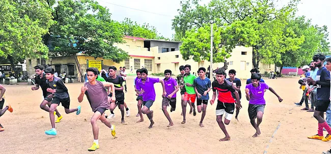 ఉత్సాహంగా జిల్లా స్థాయి అథ్లెటిక్స్‌ పోటీలు