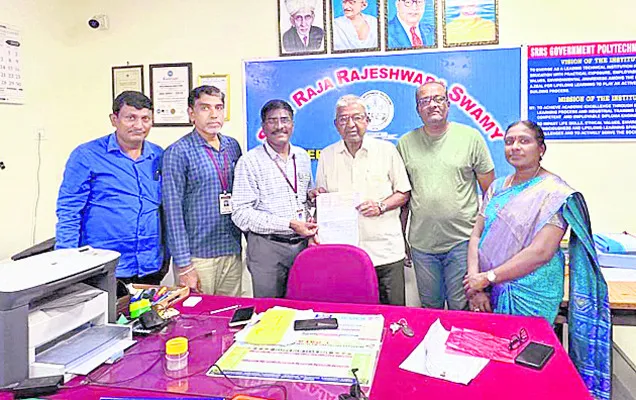 పెన్షన్‌ డబ్బులతో ప్రతిభా పురస్కారాలు