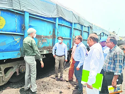 కాకినాడ రీజియన్లో డీఆర్ఎం ప్రత్యేక తనిఖీలు