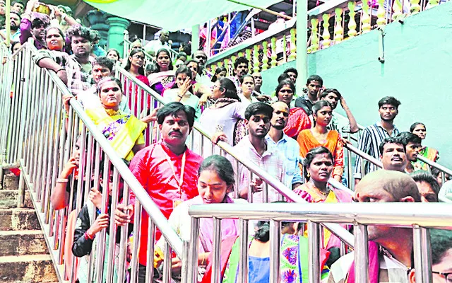 దుర్గమ్మ సన్నిధిలో భక్తుల రద్దీ 