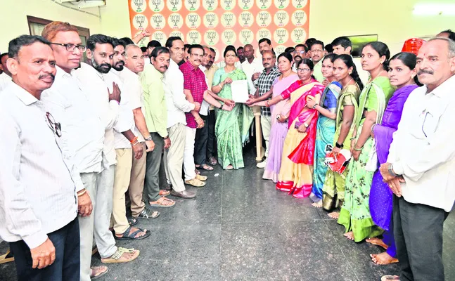 ఎంపీని కలిసిన  శతాబ్ది ఉత్సవ కమిటీ 
