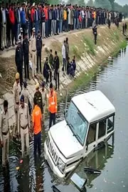 3 children among 11 killed as vehicle plunges into canal in UP Gonda7