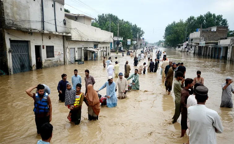 Pakistan floods: 300 People Dead in Pakistan with Heavy Rains
