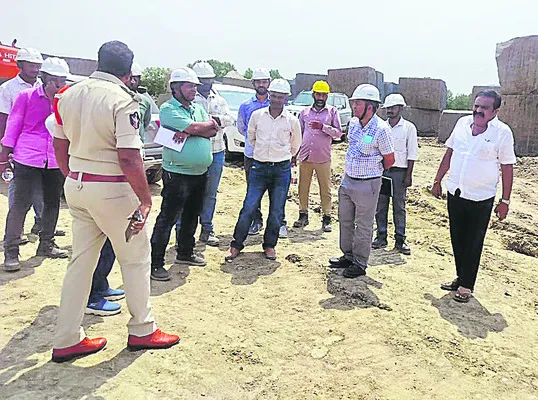 క్వారీలో ప్రమాదంపై మైన్స్ అధికారుల తనిఖీ