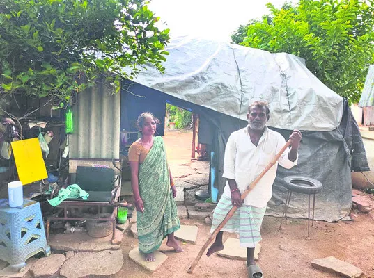 నీడ లేదు.. గూడు ఇప్పించరూ..  

