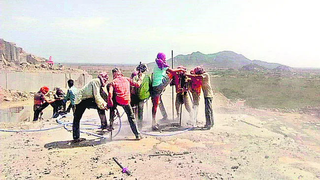 మృత్యుకుహరాలు గ్రానైట్‌ క్వారీలు
