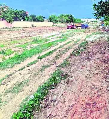 మఠం భూమిపై ‘పచ్చ’గద్దలు
