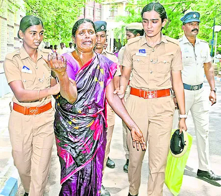 కలెక్టరేట్లో మహిళ ఆత్మాహుతియత్నం