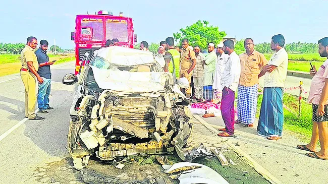 ఆగిఉన్న టిప్పర్‌ను ఢీకొని అన్నదమ్ముల మృతి 
