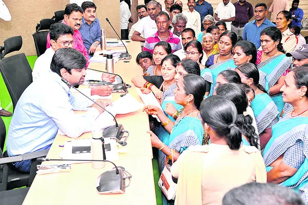టీఏంసీ వేధింపులపై కలెక్టర్కు ఫిర్యాదు