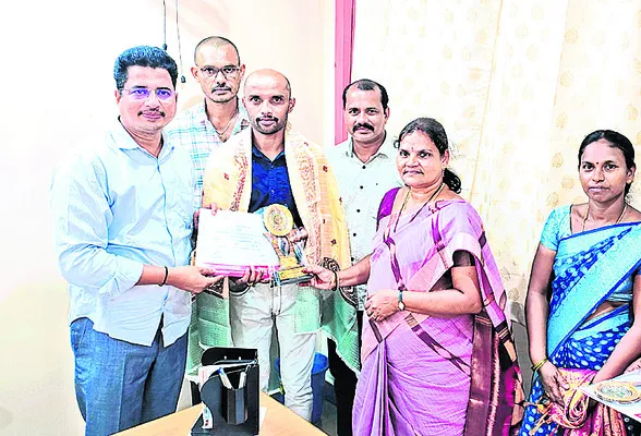 ప్రత్యేక ఉపాధ్యాయుడికి ఘన సత్కారం