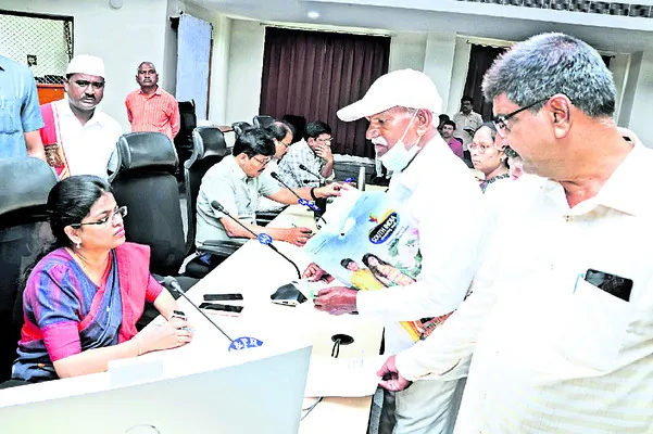 వినతుల పరిష్కారంలో జాప్యం వద్దు