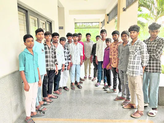 కళాశాల సమీపంలో హాస్టల్ పెట్టండి