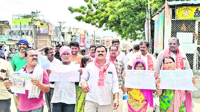 ఇళ్లను కూలగొట్టిన వారిపై చర్య తీసుకోవాలి