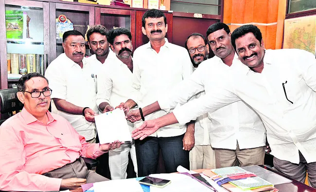 యూరియా సహా ఎరువులను  రైతులకు అందుబాటులో ఉంచాలి
