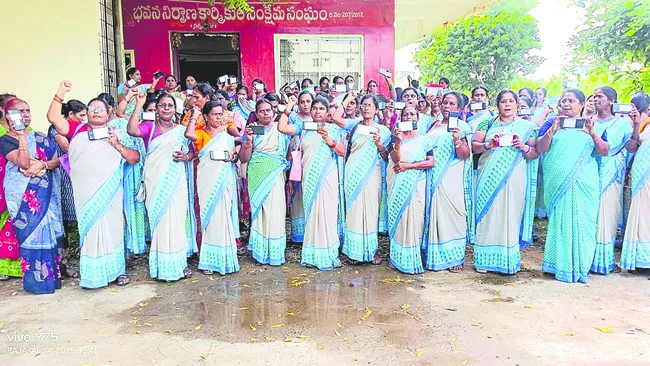మాకొద్దీ ‘హెల్‌’ ఫోన్లు