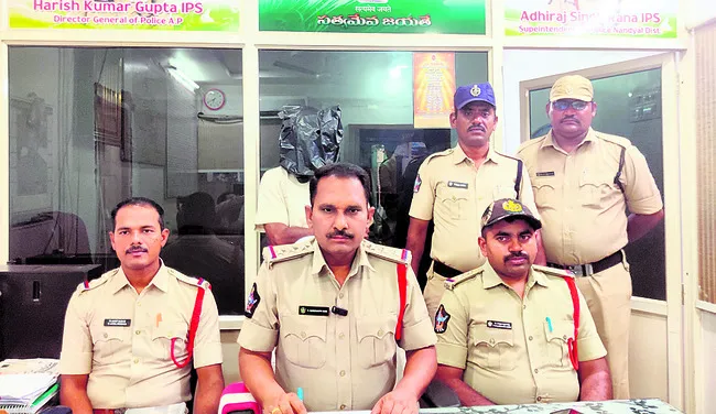 జనని బ్యాంకు సీఈఓ అరెస్ట్