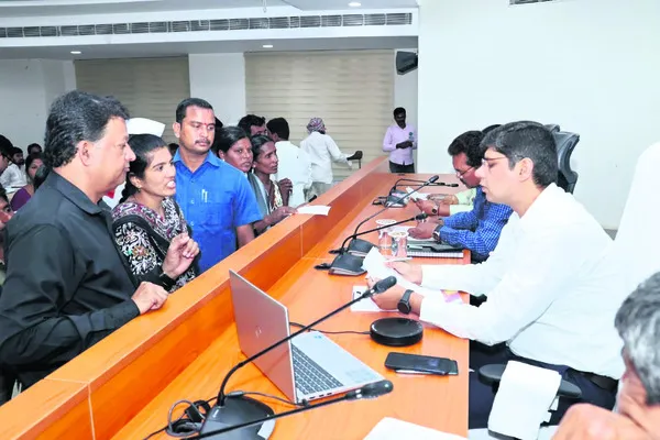 పరిష్కార మార్గాలు చూపాలి