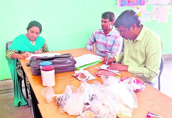 కాలం తీరిన పదార్థాలతో విద్యార్థులకు భోజనం
