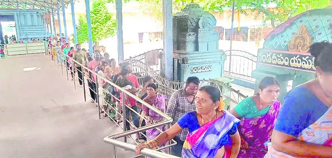 కాళేశ్వరాలయంలో  శ్రావణ శోభ
