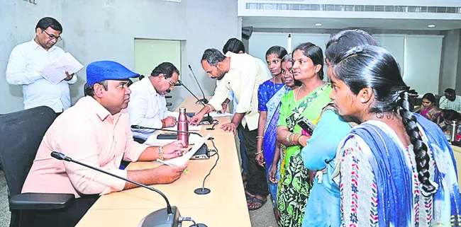 సత్వరమే అర్జీలు పరిష్కరించండి