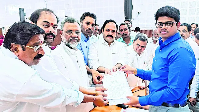టీడీపీ నాయకులే ఎరువులు అమ్మేస్తున్నారు