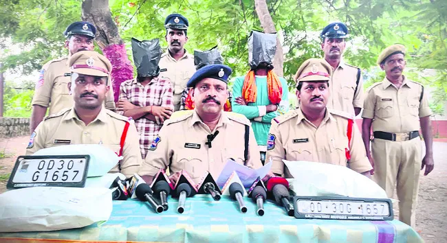గంజాయి రవాణా చేస్తున్న నలుగురి అరెస్ట్