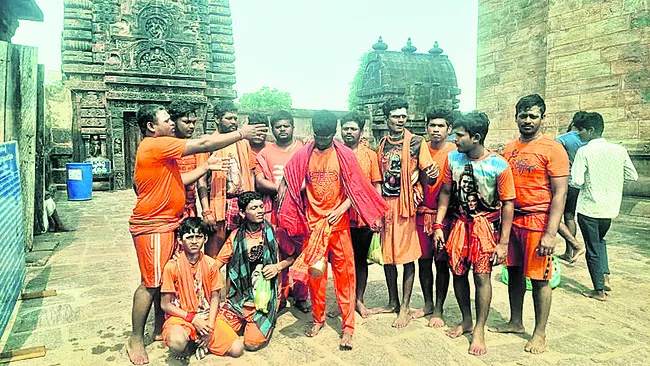 శ్రీముఖలింగంలో శివ స్వాముల సందడి