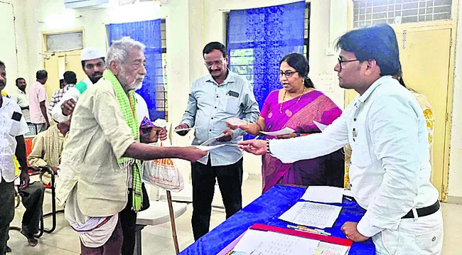 న్యాయమూర్తి చొరవతో నిర్వాసితులకు న్యాయం