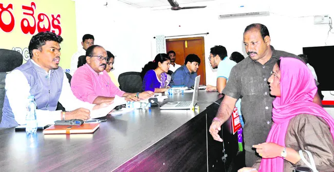 అర్జీల పరిష్కారంలో జాప్యం తగదు