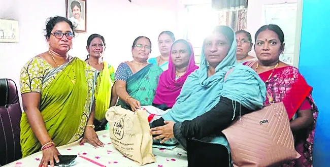 పని ఒత్తిడి పెంచిన ఈ ఫోన్‌లు మాకొద్దు 