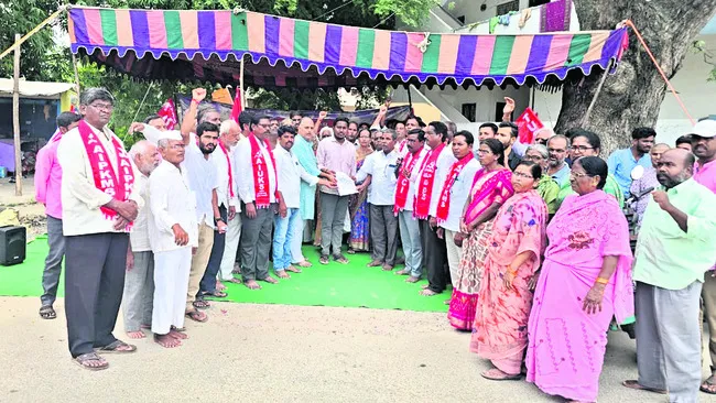 చేనేత కార్మికులకు ఇళ్ల పట్టాలు అందించాలి