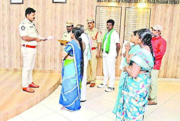నకిలీ ఉత్తర్వులతో రూ.2 లక్షలకు టోకరా