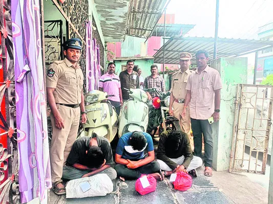 గంజాయి విక్రయిస్తున్న ముగ్గురు యువకుల అరెస్టు