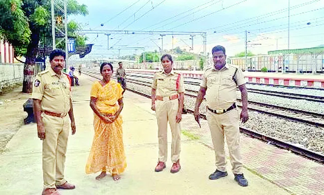 మహిళ ఆత్మహత్యాయత్నం.. కాపాడిన పోలీసులు