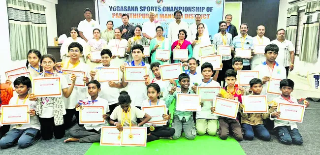 ఏకలవ్య పాఠశాలను సందర్శించిన నోడల్‌ అధికారి