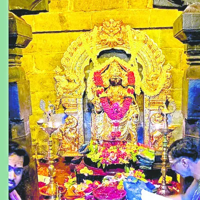 మాణిక్యాంబ అమ్మవారికి బంగారు చీర సమర్పణ
