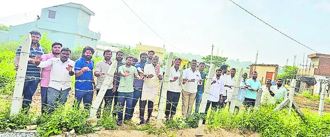 దళితవాడకు అడ్డంగా కంచె