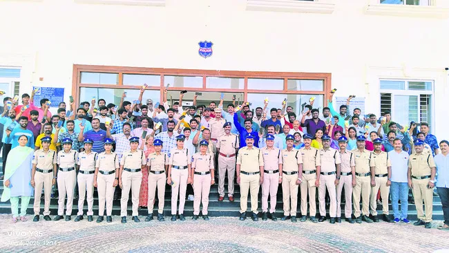 సెల్‌ఫోన్ల రికవరీలో సిబ్బంది కృషి ప్రశంసనీయం