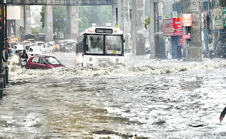 All the roads are flooded with Huge Rain In Hyderabad