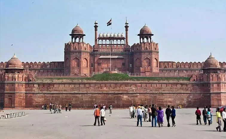Bangladeshis arrested for forcibly trying to enter Red Fort
