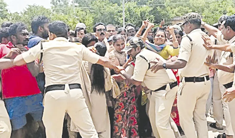 పోలీసుల ఓవరాక్షన్‌... తిరగబడ్డ గ్రామస్తులు
