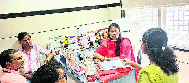 రెండు ఆస్పత్రులకు నోటీసులు