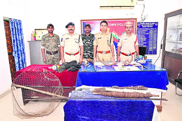 వన్యప్రాణులను వేటాడితే కఠిన చర్యలు