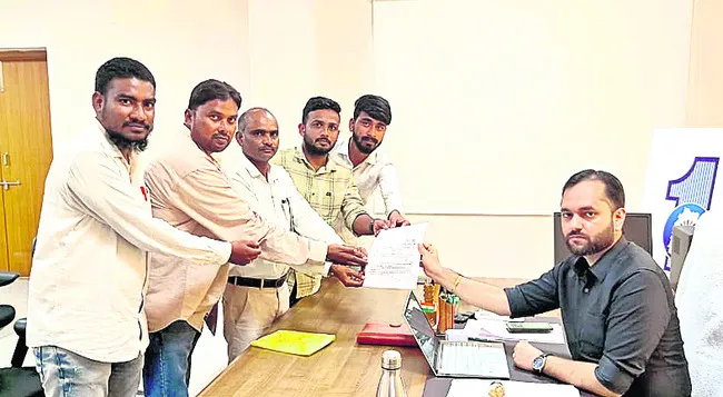 ఎస్పీఎంలో స్థానికులకే ఉద్యోగాలు ఇవ్వాలి