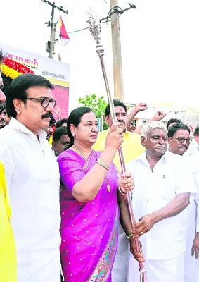 తిరుత్తణిలో ప్రేమలత పాదయాత్రకు ఘనస్వాగతం