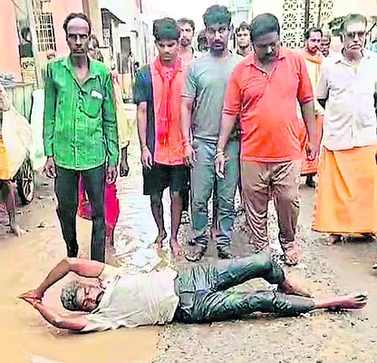 వసతులు కల్పించాలని కార్పొరేటర్‌ వినూత్న నిరసన