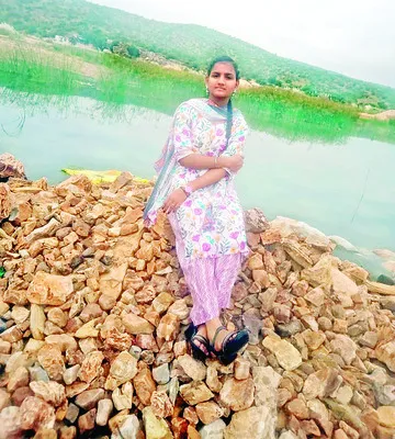 కొత్తచీర కొనివ్వలేదని విద్యార్థి ఆత్మహత్య