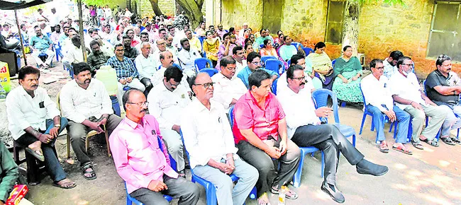 కలెక్టరేట్లో ఉద్యోగ సంఘ నేత జన్మదిన వేడుకలు