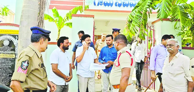 ప్రలోభాలు..బెదిరింపులు